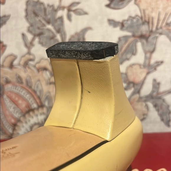 Vintage Salvatore Ferragamo cream and Black classic pumps - Picture 7 of 9